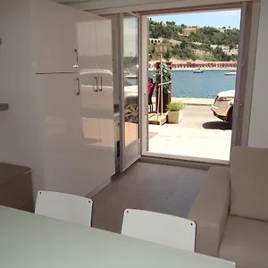 Les Pieds Dans La Place Villefranche-sur-Mer